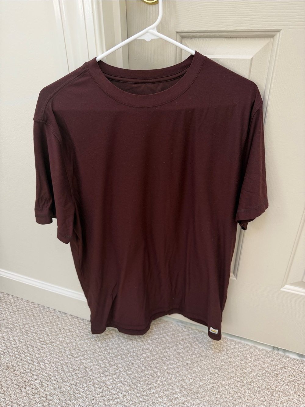 Vuori Strato Tech Men's Crew Neck T-Shirt in Oxblood Rare Color